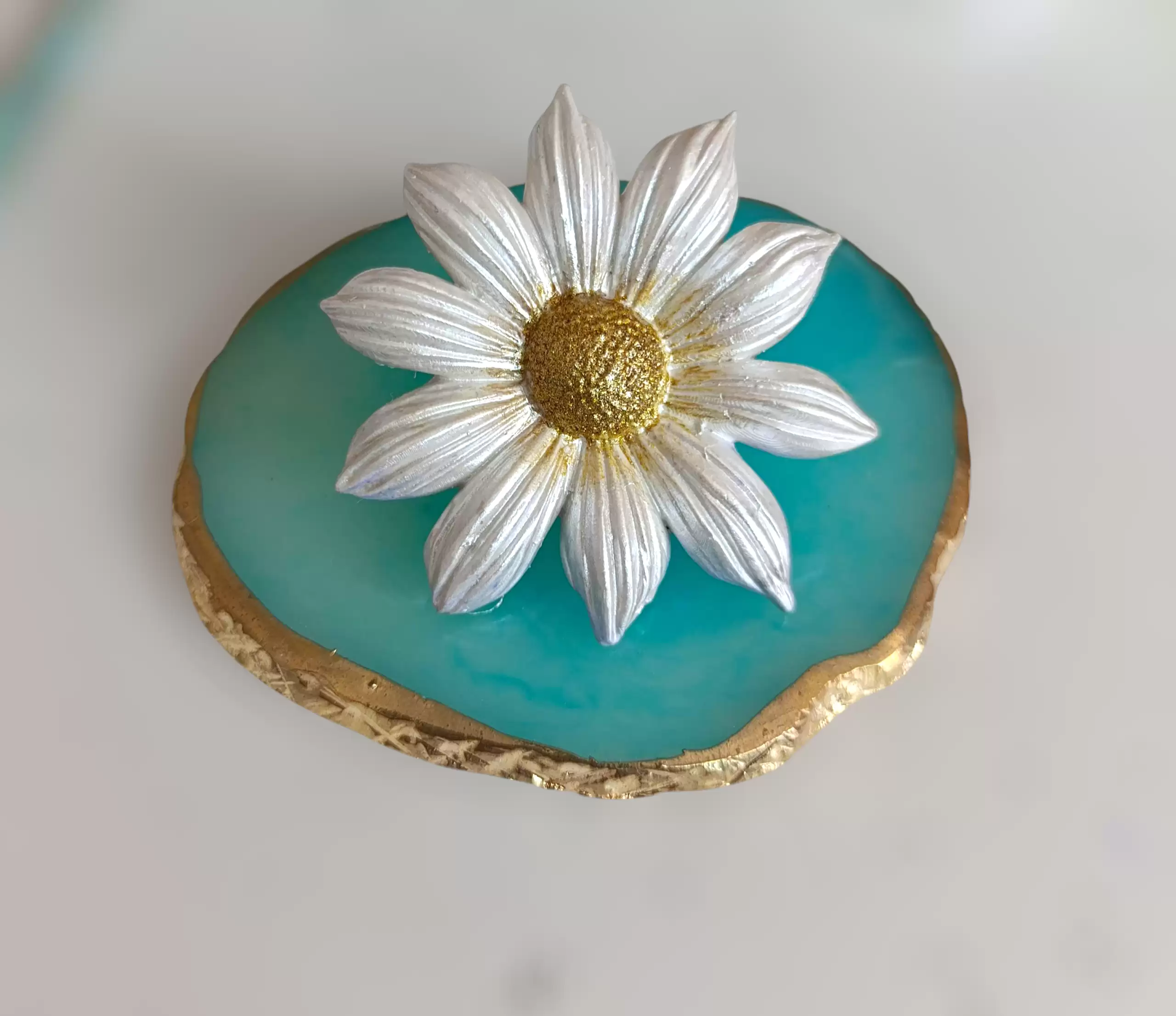 Anillo diseño artesanal y único de flor.